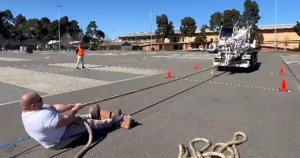 Un athlète australien de bodybuilding pulvérise un record mondial en tirant une grue hydraulique de près de 20 tonnes