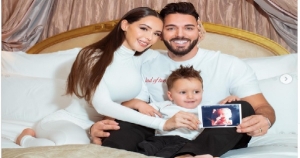 Nabilla Est Enceinte Et Publie Une Adorable Photo Avec Thomas Vergara Et Leur Premier Fils Pour L&#039;annoncer