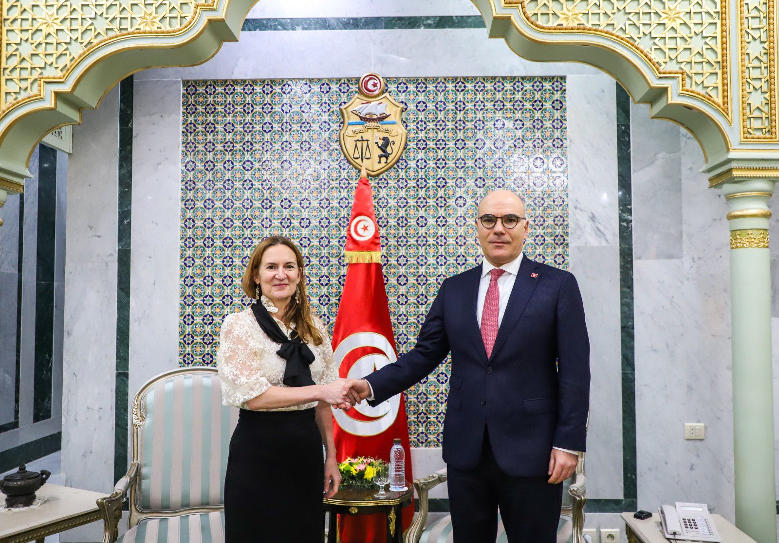 لقاء بين وزير الشؤون الخارجية التونسي وسفيرة فرنسا: قضايا الهجرة واسترجاع الأموال تتصدر المحادثات