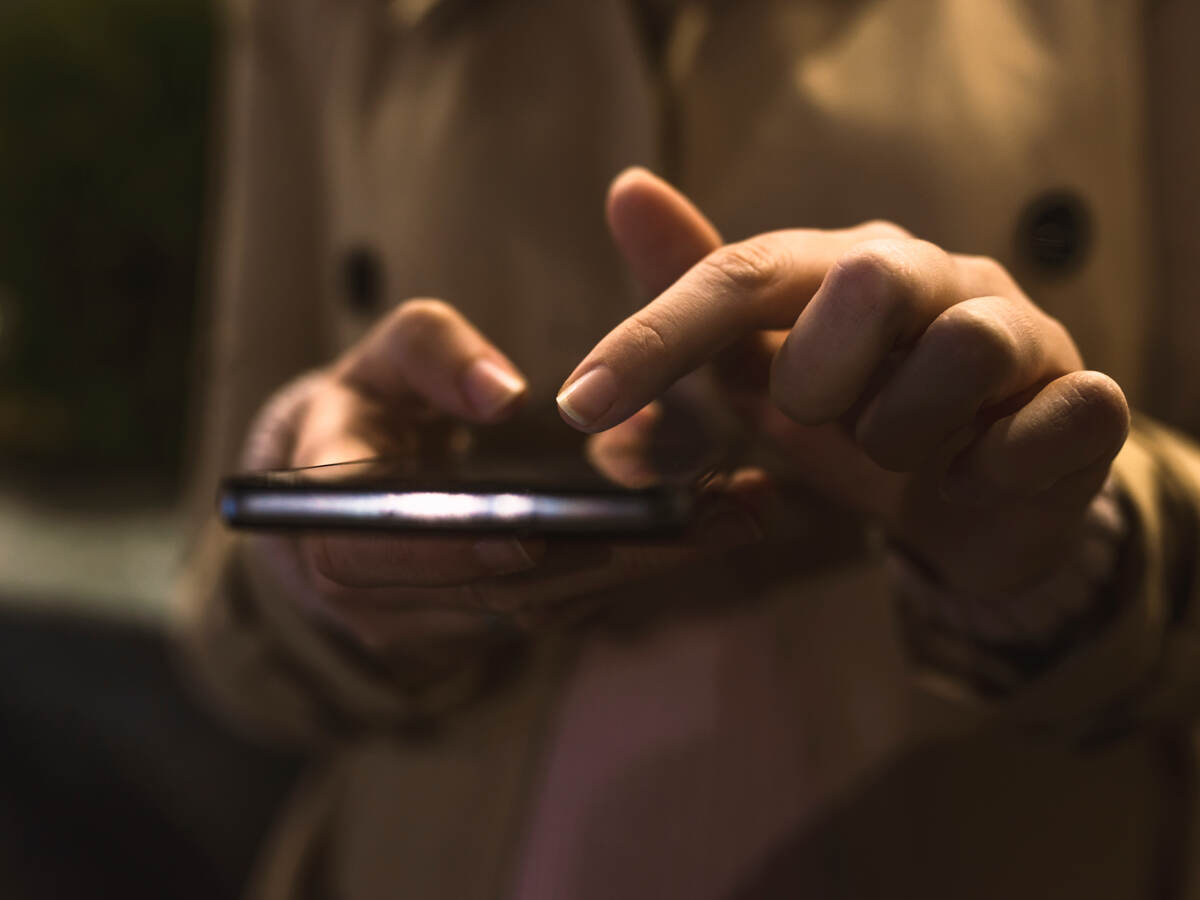 مستشعرات الضوء في الهواتف الذكية: الجانب المظلم الذي يهدد الخصوصية