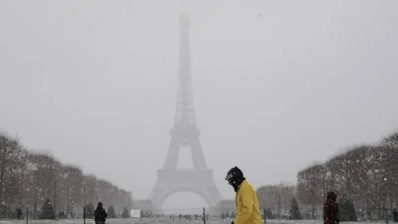 الثلوج تعطل الحركة الجوية في باريس: إلغاء نحو 140 رحلة بمطاري شارل ديغول وأورلي