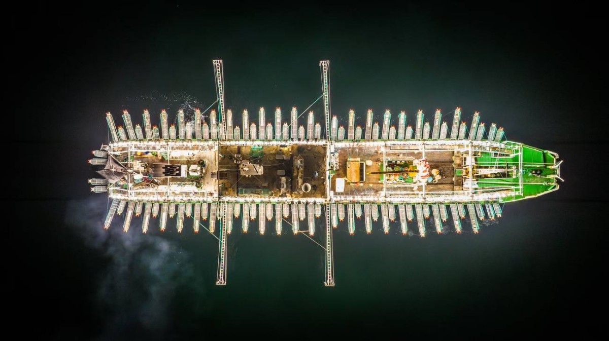 مدينة صيد مضيئة تُرى من الفضاء… أسطول صيني عملاق ينهش «ميل 201» ويهدد النظام البيئي في جنوب الأطلسي