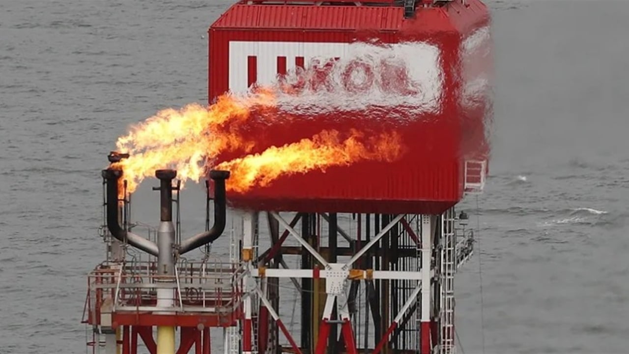 أوكرانيا تضرب قلب صناعة النفط الروسية في بحر قزوين: ثلاث منصات تشتعل بالنيران