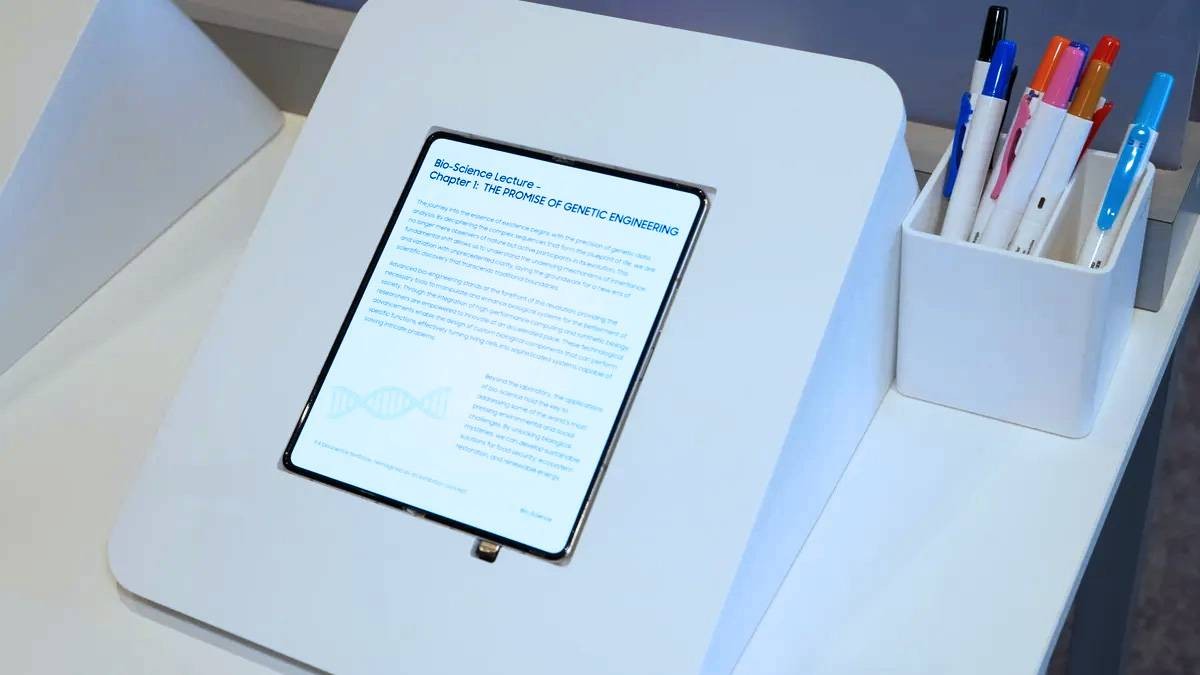 بالخطأ أم عن قصد؟ سامسونج تكشف ملامح iPhone Fold وتربك آبل قبل الإعلان الرسمي