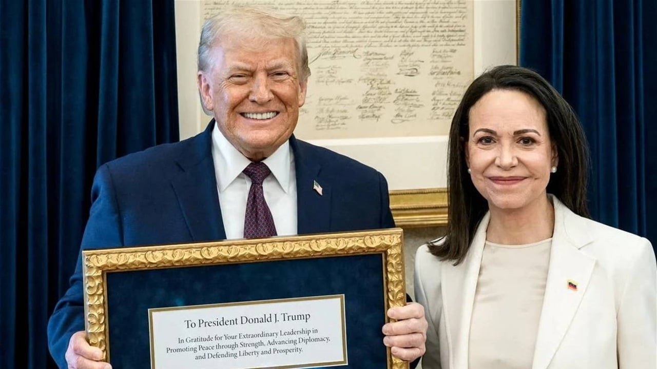 ميدالية نوبل في البيت الأبيض… ماتشادو تهدي ترامب رمز السلام في رهان سياسي على مستقبل فنزويلا