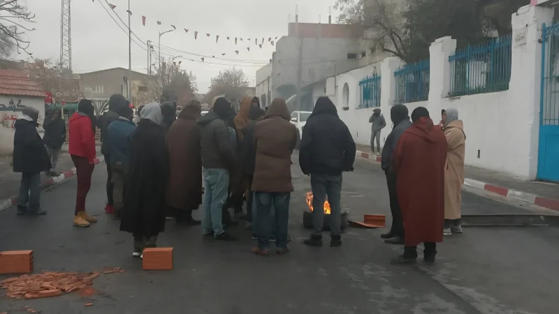 احتقان اجتماعي بتالة: عمّال “معمل الجير” يشعلون الطريق بعد عامين دون أجور