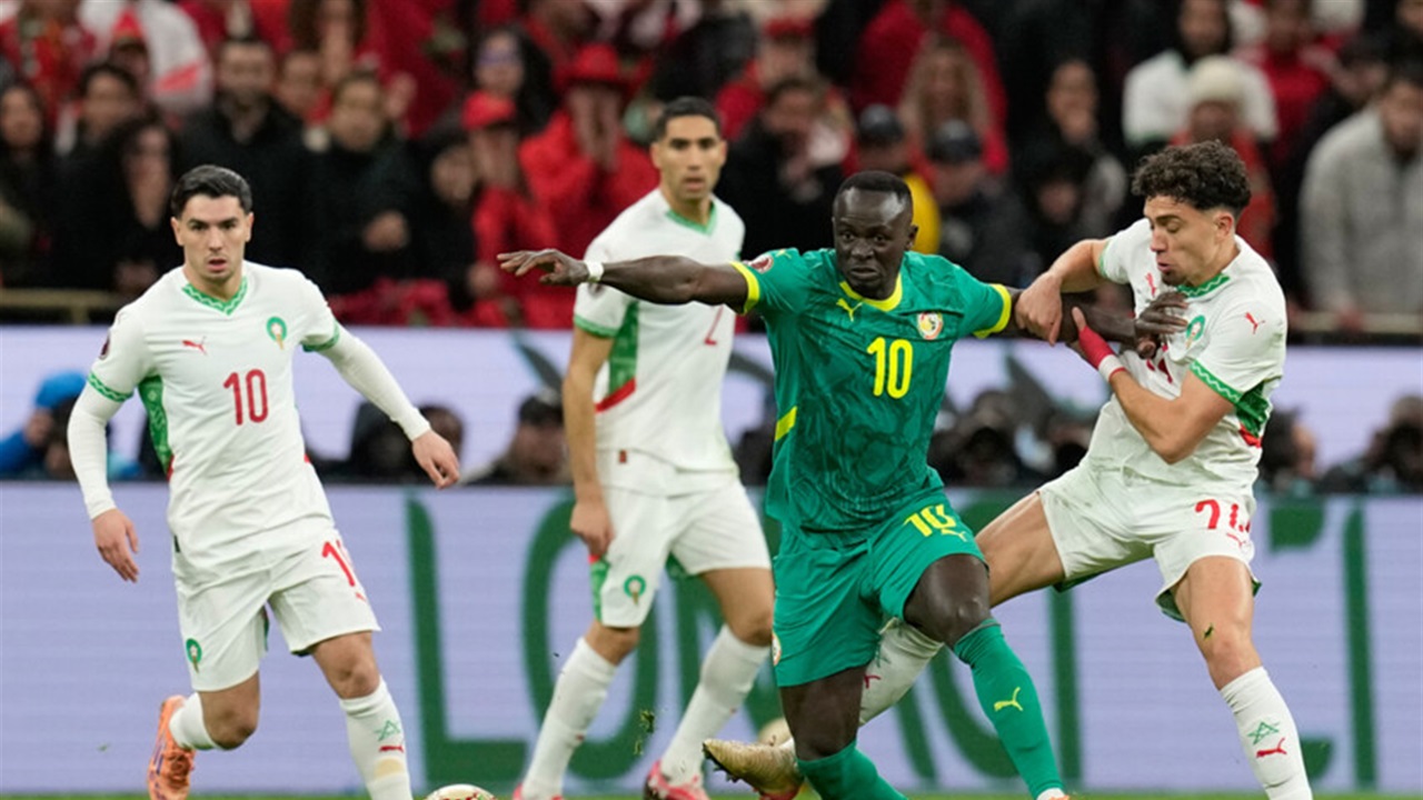 لماذا أتمّ المغرب نهائي كأس إفريقيا بعشرة لاعبين فقط؟