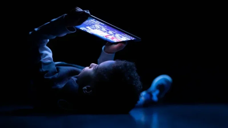 الأطفال في مواجهة خطر الفضاء الرقمي: تحذيرات من كارثة صامتة تهدد الأجيال