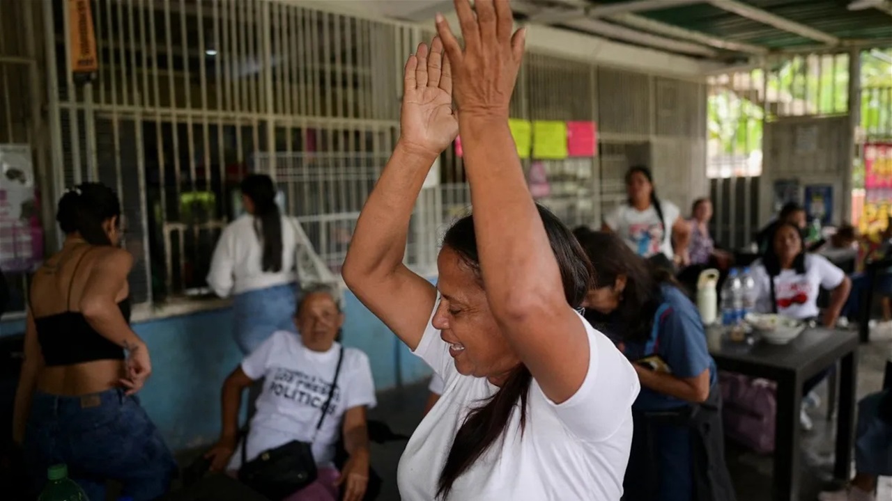 عفو تحت الضغط وإغلاق “هيليكويد”… فنزويلا تفتح باب المصالحة بعد اعتقال مادورو