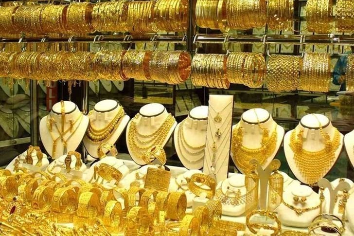 "جنون الذهب".. الأسعار تواصل تحطيم الأرقام القياسية وتوقعات بمزيد من الارتفاع!