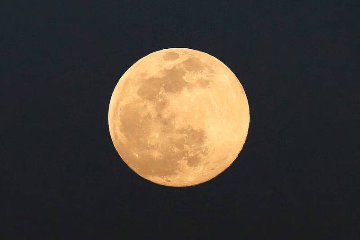 قمر الدودة يزيّن السماء مطلع مارس: اكتمال نادر وكسوف دموي يلفت أنظار العالم