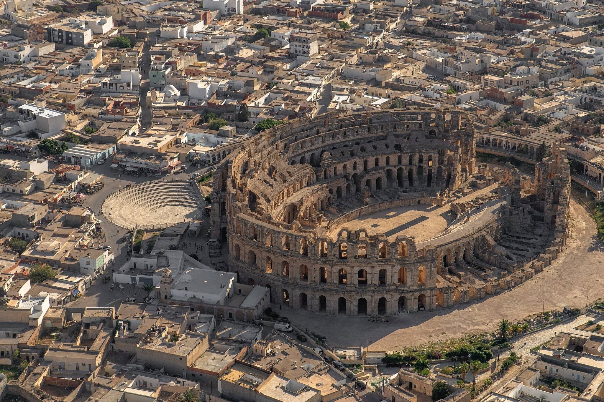 مسرح الجم بين التراث والزحف العمراني: تحذيرات من تهديد سلامة المعلم الروماني