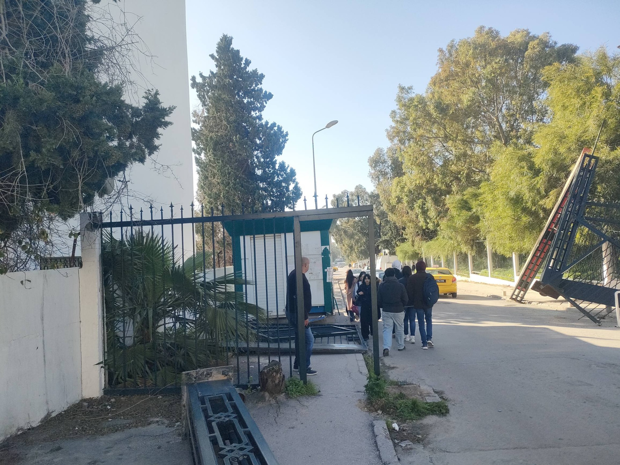 حادث بالمركب الجامعي المنار: سقوط الباب الرئيسي بعد اصطدام شاحنة