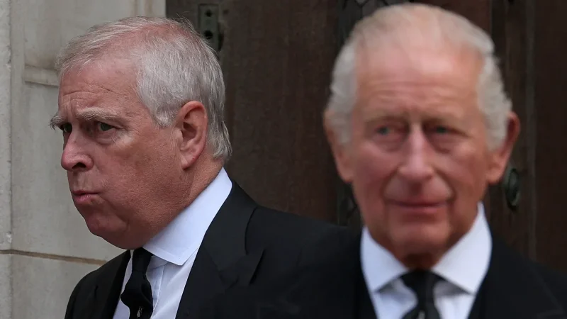 ملك بريطانيا يشدّد على وجوب سير العدالة بعد توقيف شقيقه الأمير أندرو