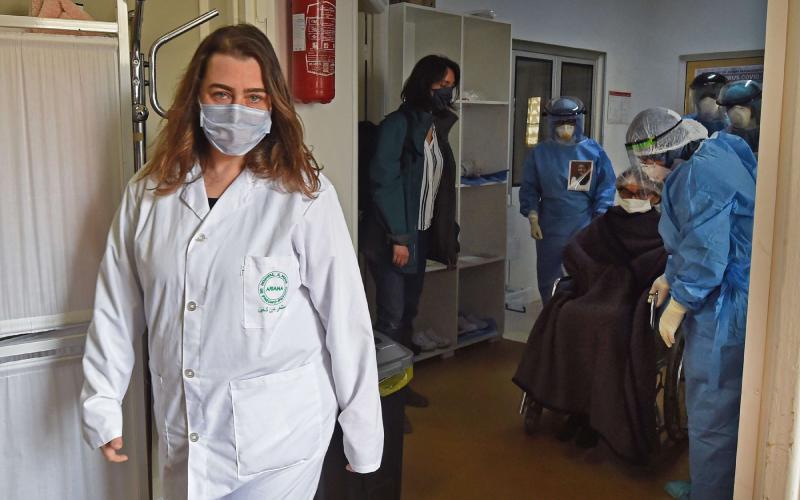 دراسة تكشف دوافع هجرة الممرضين: الرواتب المتدنية في الصدارة وأوروبا الوجهة الأولى