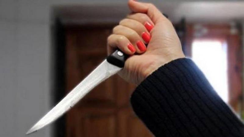 مأساة عائلية: اعتقال امرأة بتهمة قتل طفليها ومهاجمة زوجها
