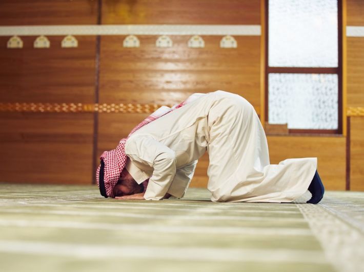 سجدة السهو في الصلاة: حكم وأحكام