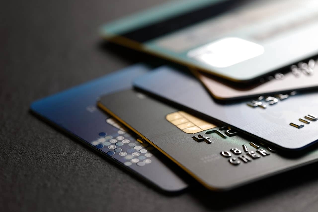 رئيس شرطة سابق يكشف عن سرقة بطاقة ائتمان زوجته وسط جدل حول عدم إبلاغ الشرطة