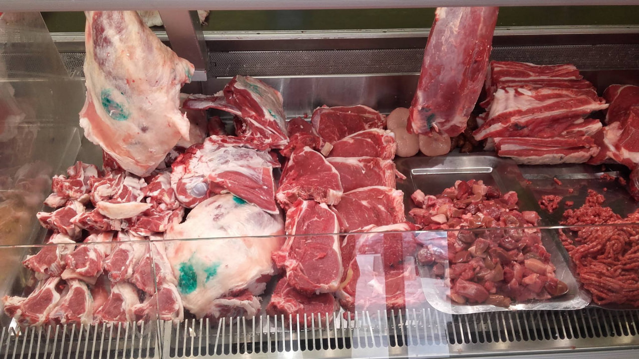 تواصل الإقبال المكثف على شراء اللحوم في شركة اللحوم خلال شهر رمضان