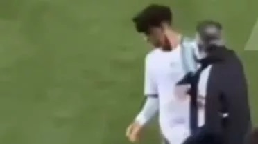 فيديو صادم يظهر مدرب منتخب الجزائر يصفع لاعبيه بعد الهزيمة ضد تونس