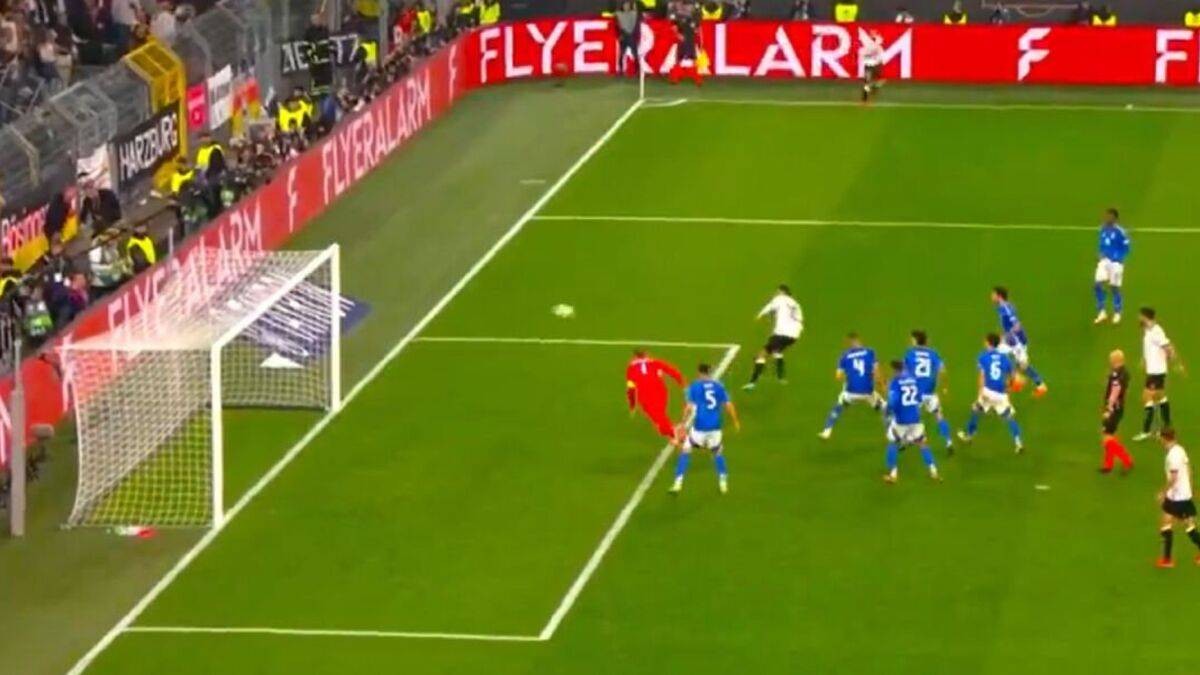 فتى الكرات يصنع الحدث في تعادل ألمانيا وإيطاليا المثير!