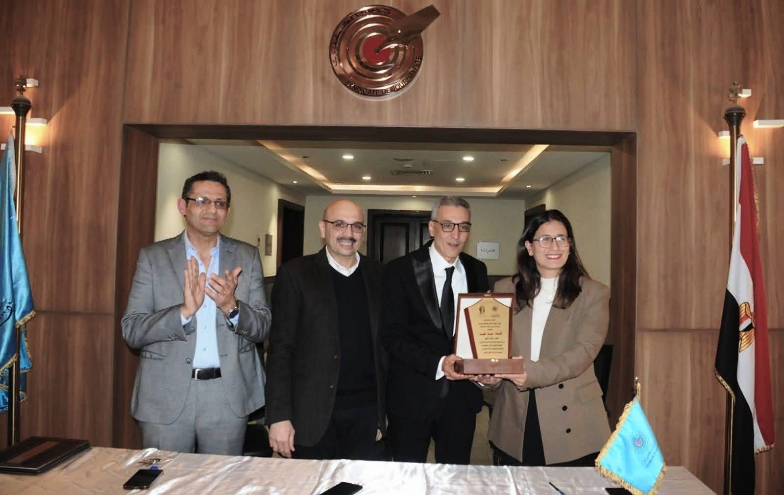 رئيس جمعية الأخوّة المصرية التونسية أحمد سمير يهنئ علاء طه بحصده جائزة هيكل للصحافة