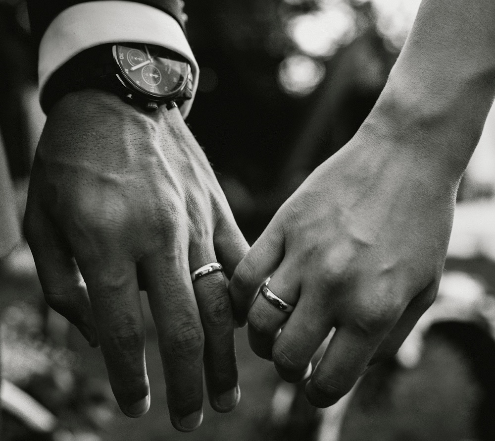 لماذا ينجذب بعض النساء إلى الرجل المتزوج؟… قراءة نفسية لظاهرة تثير الجدل