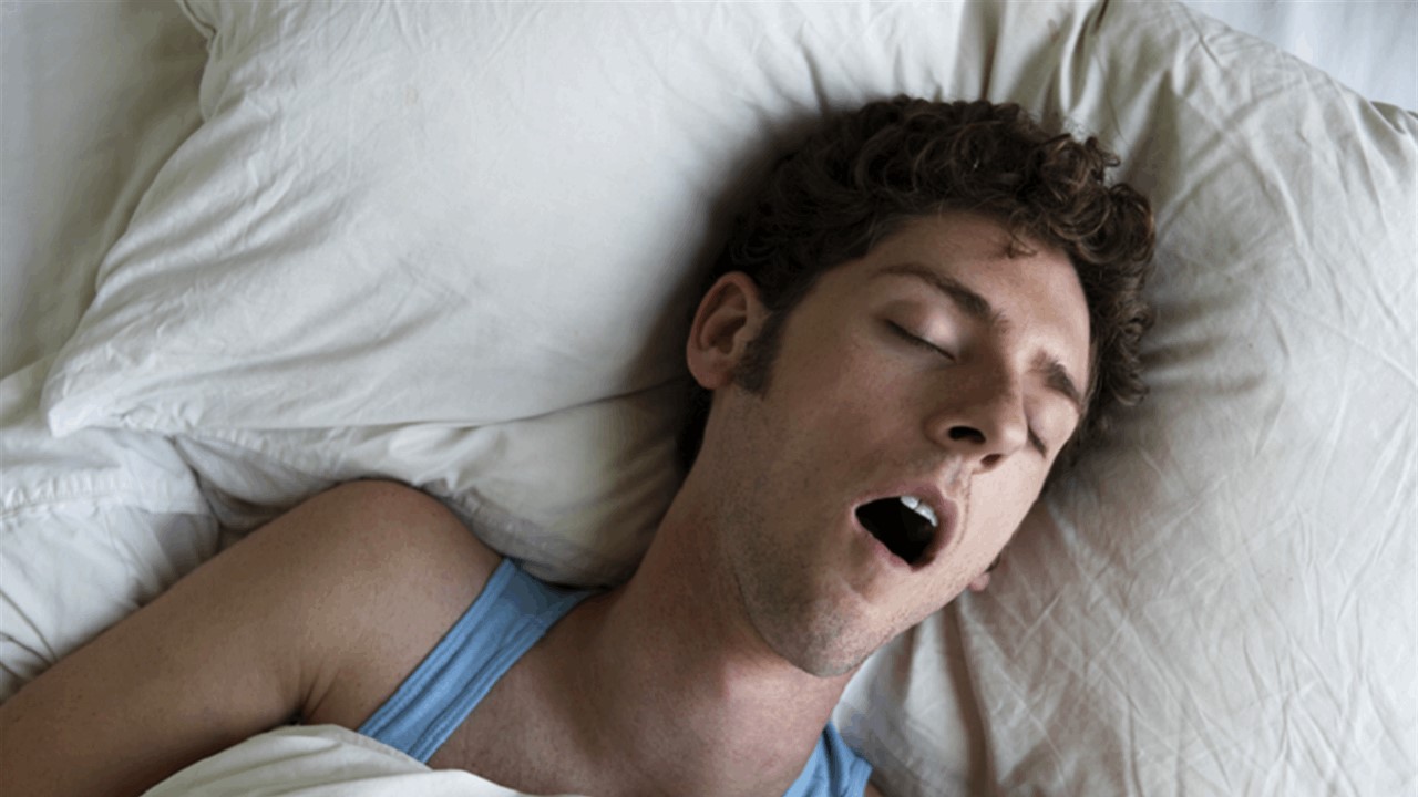 الشخير قد يكون أكثر من مجرد إزعاج ليلي: 7 علامات تحذيرية لانقطاع النفس أثناء النوم