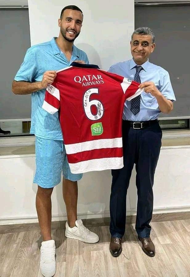 قميص نادر الغندري يُعرض في المزاد لدعم النادي الإفريقي وجماهيرها تستمر في التضامن