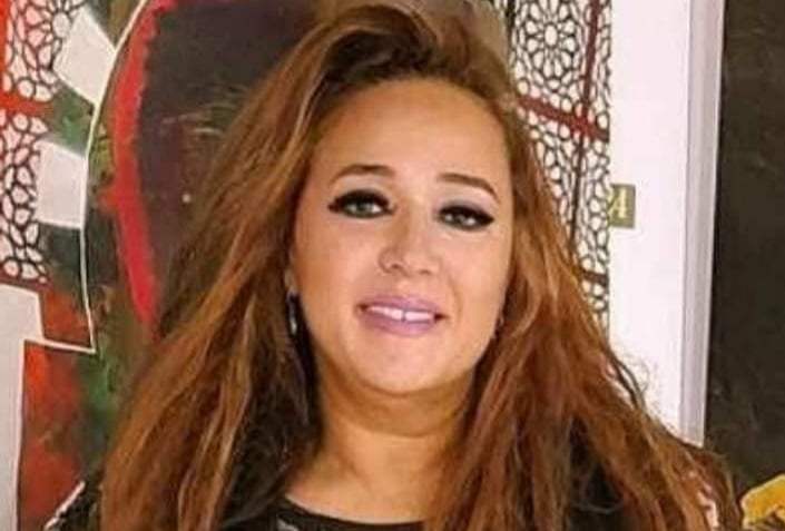 سهير حميد فنانة تشكيلية عصامية تبدع بالفرشاة والألوان    يسطر قلمي هذه السطور تكريما لهذه الفنانة التونسية الموهوبة التي تفتّقت موهبتها عن طريق اجتهادها وعزمها على إبراز هويتها الفنية وإيصال رسائل بالغة الأهمية من خلال لوحاتها الملهمة.    سهير حميد، مهندسة زراعية وطالبة دكتوراه، اكتشفت موهبتها الفنية أثناء إعداد شهادة الماجستير المتعلقة بدراسة السراخس والنباتات النادرة في الشمال الغربي التونسي، فقامت برسمها بإتقان شديد باستخدام المجهر، لتكشف عن عالم لم يكن معروفا إلا للمتخصصين، وكانت هذه التجربة نقطة تحول في مسيرتها الفنية، إذ أدركت حينها أن لديها موهبة حقيقية يجب أن تصقلها وتنميها.     ومنذ ذلك الحين، انخرطت سهير في عدة نوادٍ للفنون التشكيلية، وخاصة بالمركز الثقافي الروسي، حيث طوّرت موهبتها بشكل ملحوظ خلال الفترة 2013-2015، وها هي اليوم فنانة تشكيلية محترفة، تتألّق في معارض جماعية وفردية تحلق فيها بأجنحة إبداعها لتُشرق على متذوّقي الفن التشكيلي في تونس والعالم.    إن أعمال السيدة حميد متنوعة وتجسّد مختلف التقنيات والخامات، من الأكريليك والزيتي إلى الفحم والتلصيق، فهي دائما في حالة بحث مستمر عن الموضوعات والأفكار والأساليب الفنية التي تميّزها وتجعل من لوحاتها أعمالًا راقية ومبهرة تترك أثرا جميلا في نفسية المتفرج.     وللمرأة نصيب كبير في لوحات سهير، إذ تستلهم من تراث بلادها التونسي ما يُجسّد همومها وقضاياها، كما أن القضية الفلسطينية حاضرة بقوة في إبداعاتها الفنية، فهي ترسم لوحات تعبّر عن معاناة الشعب الفلسطيني وتؤكّد على حقه في الحياة على هذه الأرض.     وبالرغم من كونها فنانة عصامية لم تتلقَ تكوينا أكاديميا في الفن التشكيلي، إلا أن إصرارها وعزمها على النمو والتطوّر جعلا منها فنانة مبدعة تلقى تقديرا واسعا على الصعيد الوطني والدولي، فهي تحصد شهادات تقديرية وجوائز من تونس، كما تشارك في العديد من المعارض الجماعية والفردية، سواء الواقعية منها أو الافتراضية.    وتطمح سهير حميد إلى تنظيم معرضها الشخصي الأول في عام 2024، والذي سيتمحور حول التراث التونسي الذي تستلهمه في أعمالها الفنية. فالفن بالنسبة لها ليس مجرد هواية أو وسيلة للتعبير، بل هو حياتها بأكملها، إنه الأكسجين الذي تتنفسه وتُدع من خلاله، لُتترك بصمتها الفنية الراقية على قلوب وعقول متذوّقي الفن التشكيلي. ايمان مزريقي