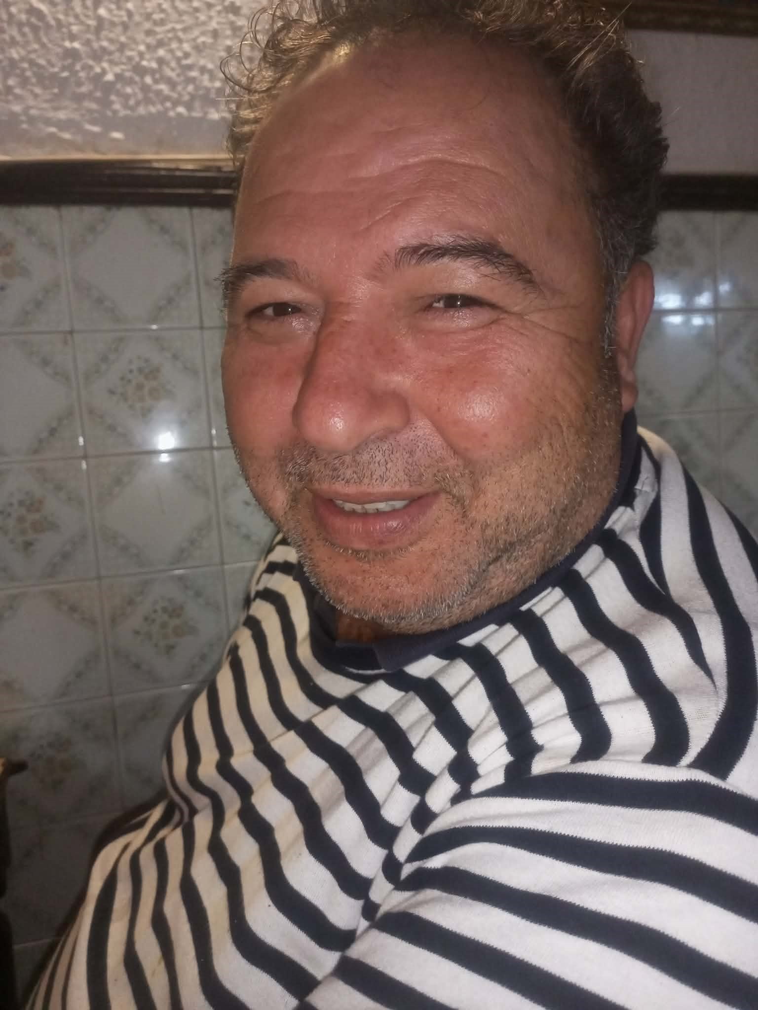 الفنان عمر العابد يعد جديده  الفني "ما يدوم في الواد كان احجارو"