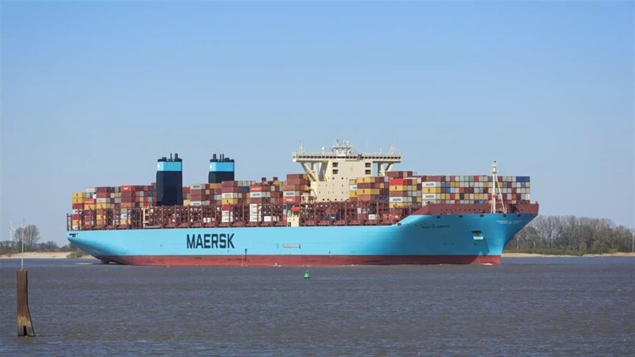 ناقلة إيرانية تتحدّى العقوبات علنًا… عبور “مكشوف” يهزّ الرواية الأمريكية!