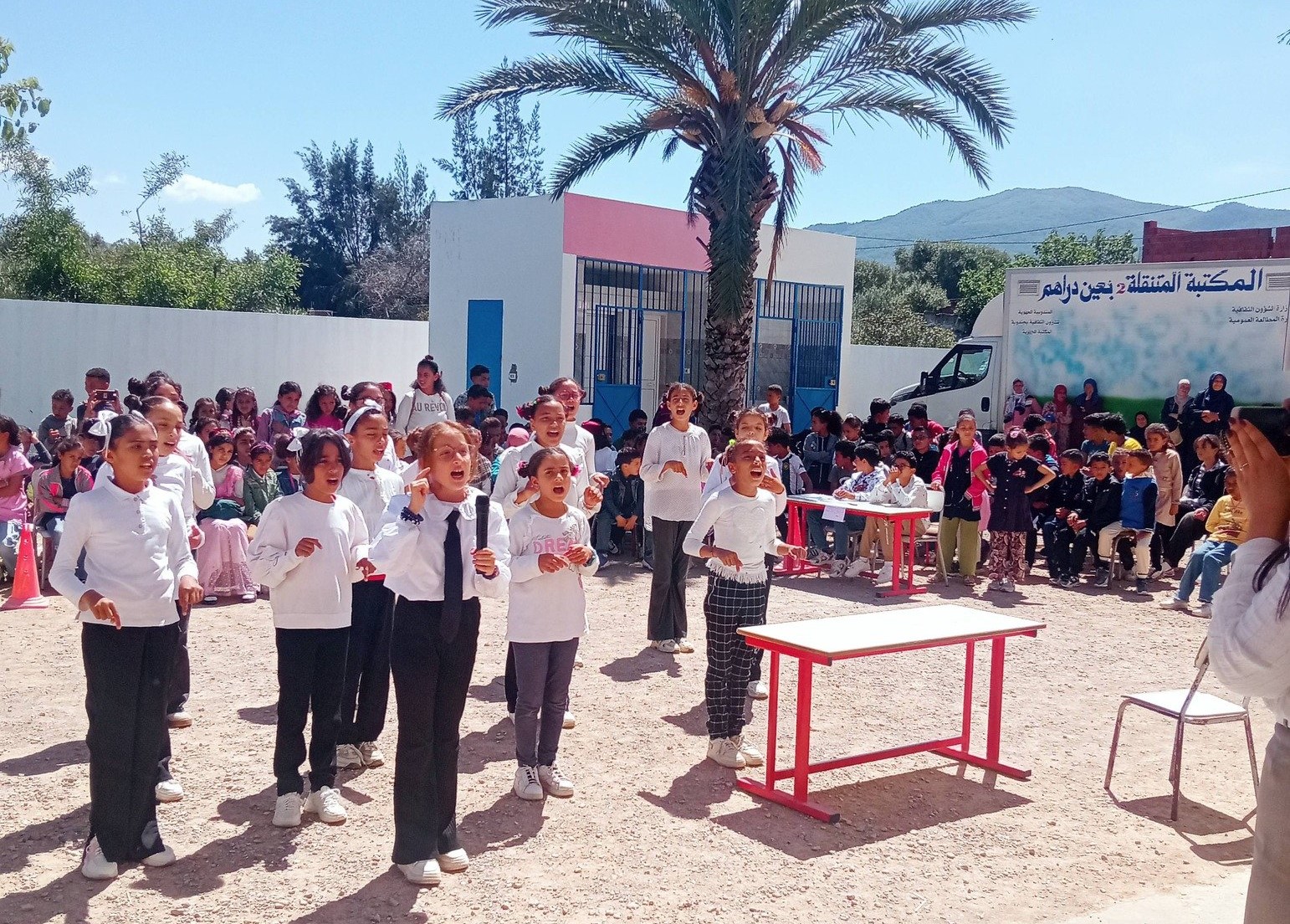 عين دراهم تقرأ… قافلة ثقافية تُضيء المدارس الريفية وتكشف مواهب واعدة