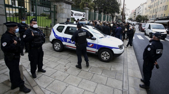الشرطة الفرنسية تحيد مهاجمًا مسلحًا يحاول استهداف كنيس يهودي في روين