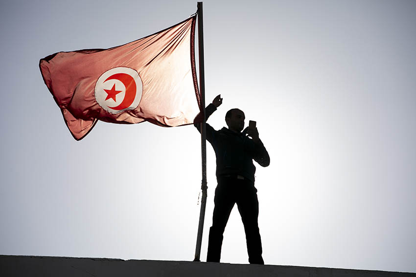 في متاهة المعنى حين تتقوض القيم وتغترب الذات