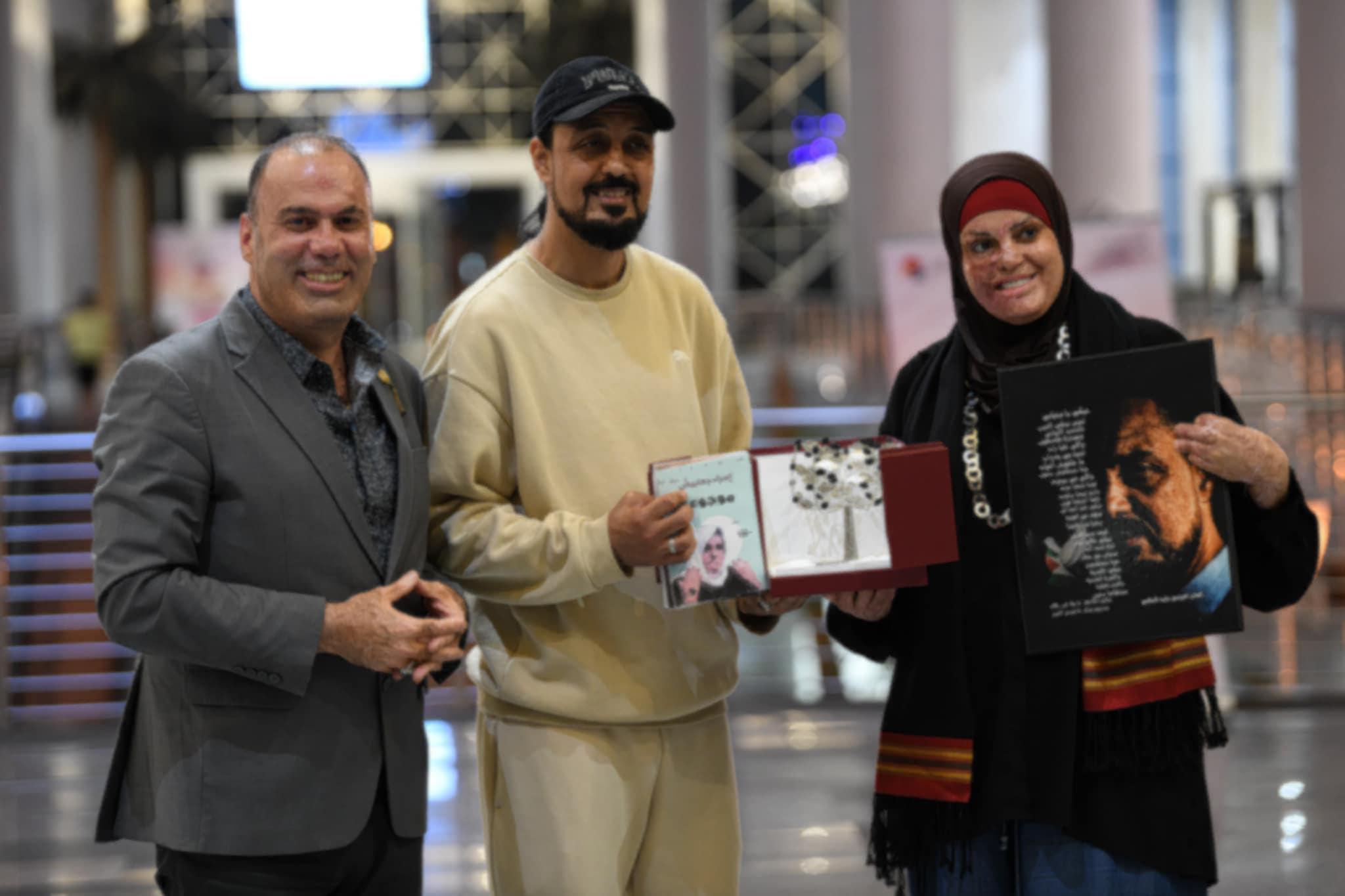 لقاء بين الألم والأمل: إسراء جعابيص تلتقي الفنان وليد الصالحي في أمسية تونسية تكرّم فلسطين