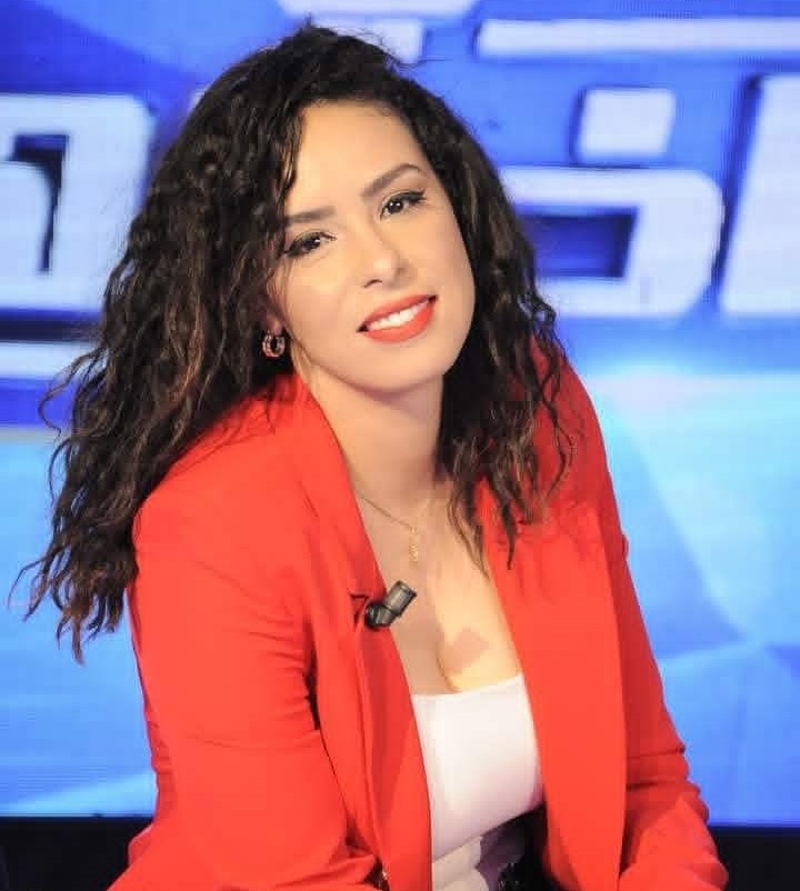 صابرة العوني… حضور متعدد بين الإعلام والتمثيل يلفت الأنظار
