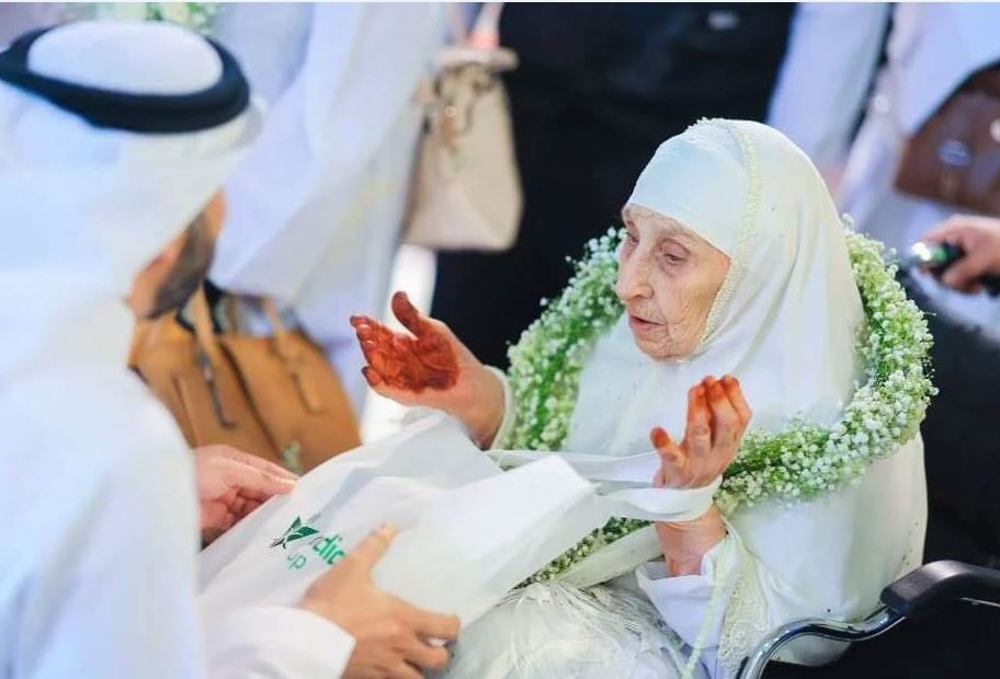 استقبال حافل لأكبر حاجة في العالم تصل إلى السعودية لأداء مناسك الحج