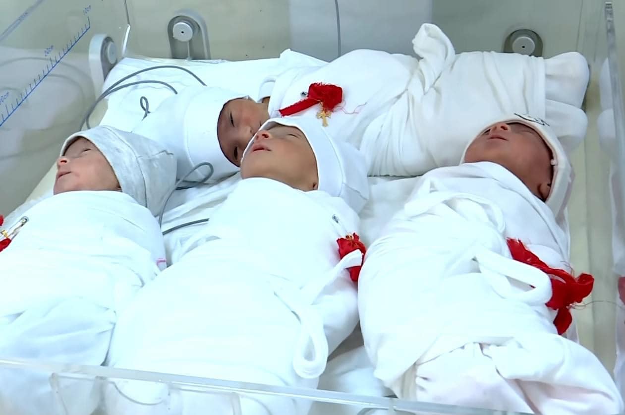 رحلة الأمل والانتظار الطويلة: امرأة عراقية تنجب رباعية بعد 15 عامًا من العقم