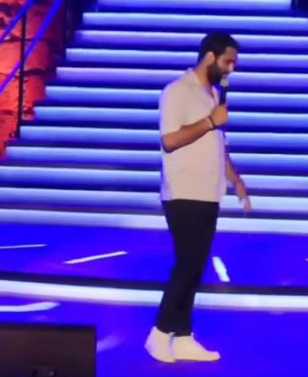 خطير جدا  في مهرجان قرطاج .. كلام منافي للاخلاق من  "فكاهي" على الركح
