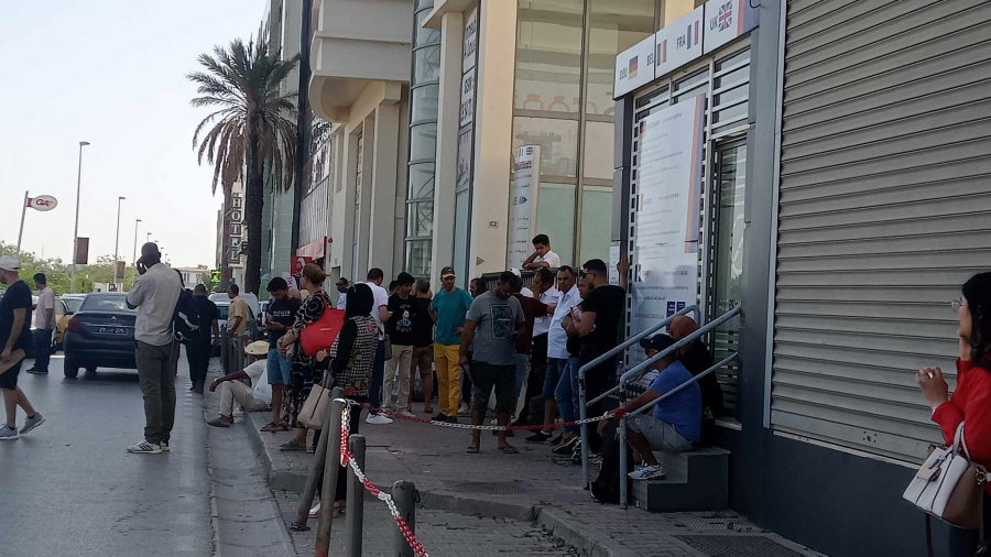 احتجاج أمام مقر "TLS" لتأشيرات السفر بالبحيرة: المواطنون يطالبون بالتسهيلات والشفافية!
