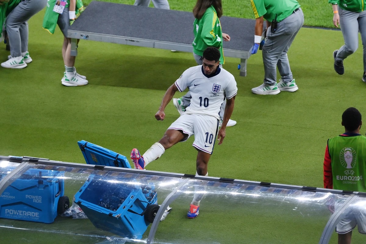 غطرسة بيلينغهام تثير الجدل بين لاعبي المنتخب الإنجليزي بعد نهائي أمم أوروبا