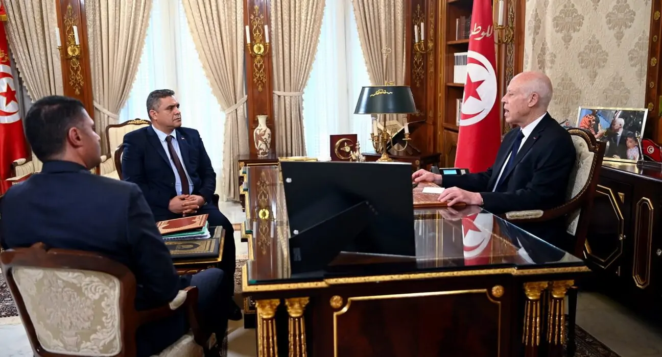 قيس سعيّد يتهم أطرافًا بتأجيج الأوضاع بقطع الماء والكهرباء ويطالب بالتحقيق