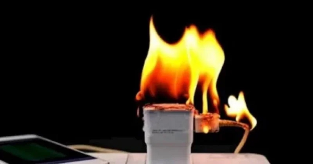 هاتف يُشعل منزلاً في بنزرت... الشحن الليلي كاد يتحول إلى كارثة