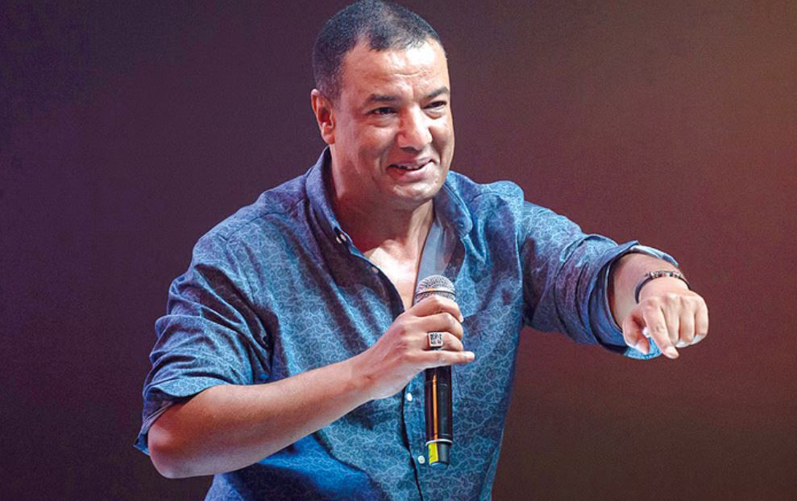 مفاجأة طريفة من حياة الشاعر المصري هشام الجخ: اكتشف أن لديه 32 أخًا عند استخراجه لأوراق التجنيد