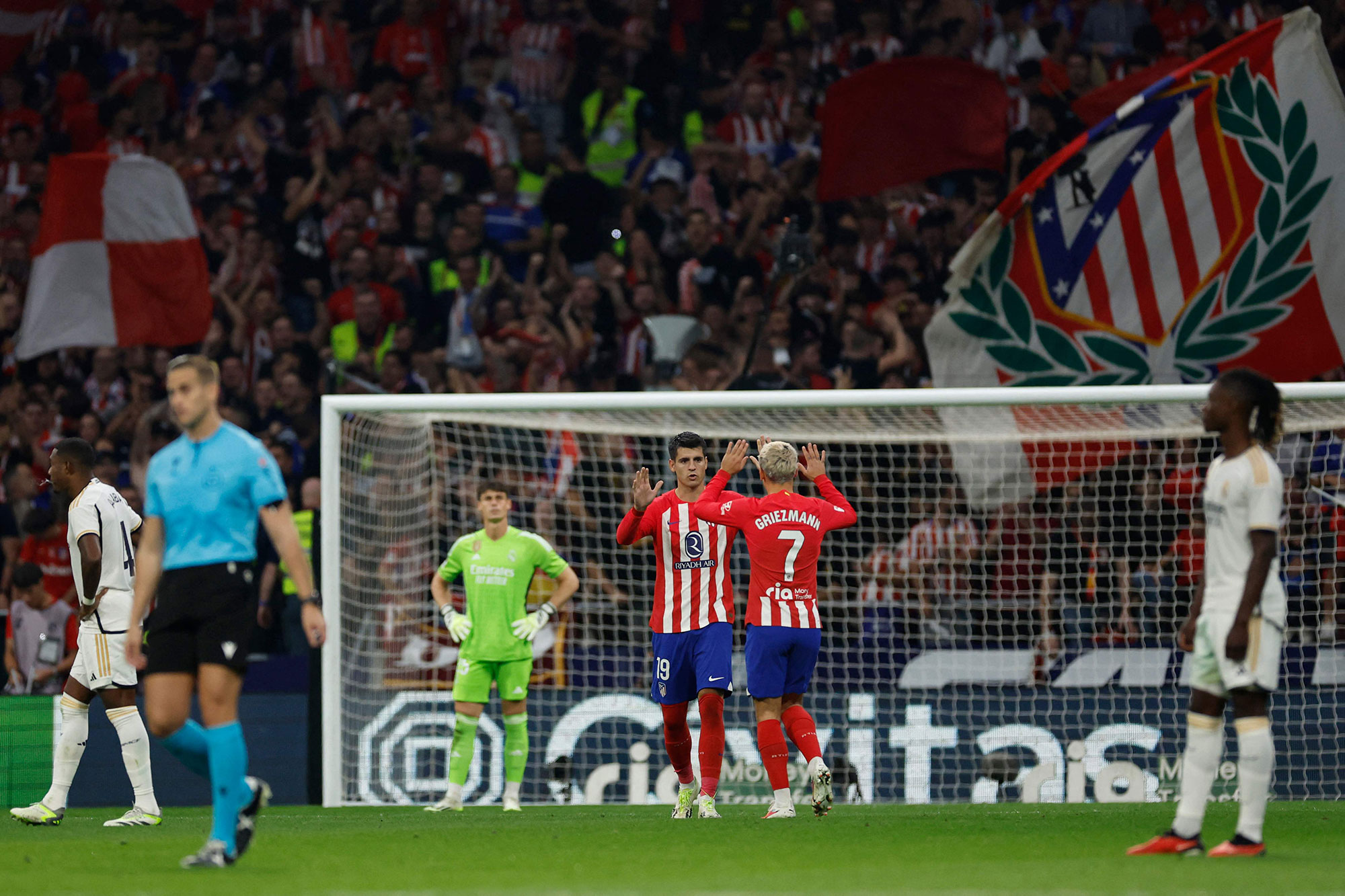 أتلتيكو مدريد يتفوق على ريال مدريد 3-1 في الدوري الإسباني