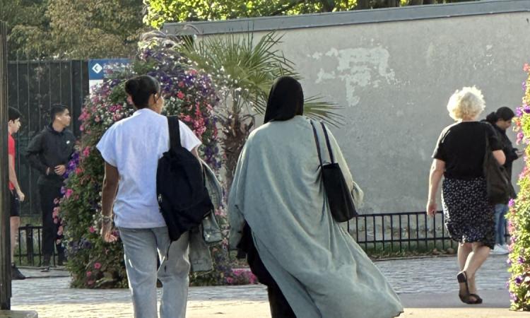 مجلس الدولة الفرنسي يؤيد حظر ارتداء العباءة في المدارس