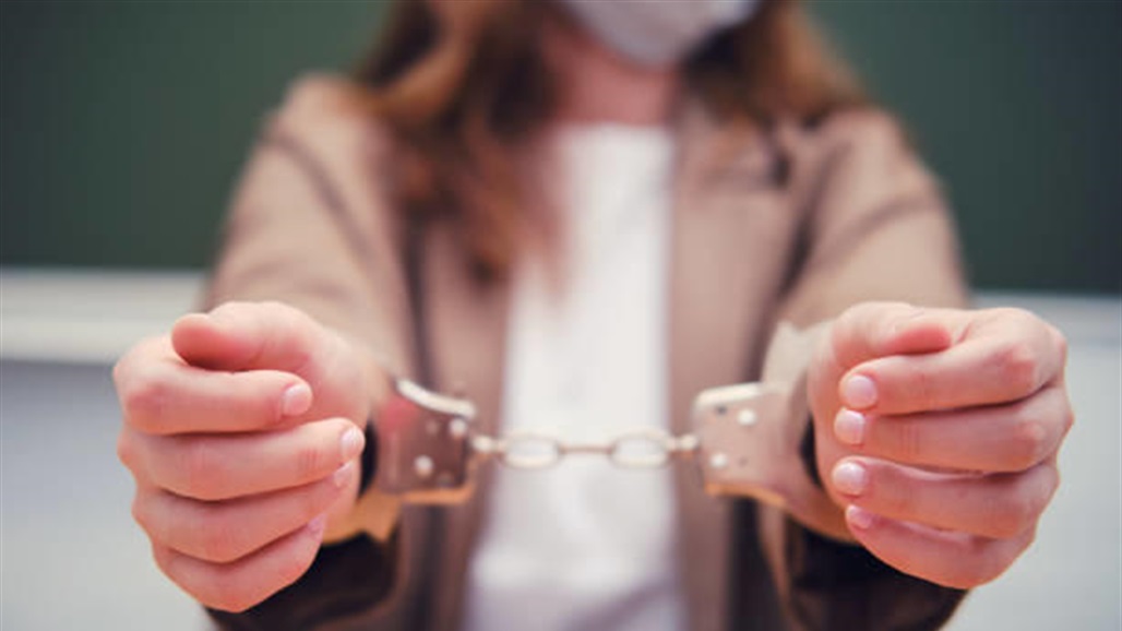 على مرايا الاحتيال: كيف نجحت امرأة في التحكم في 16 وظيفة دون أن تعمل يومًا واحدًا؟