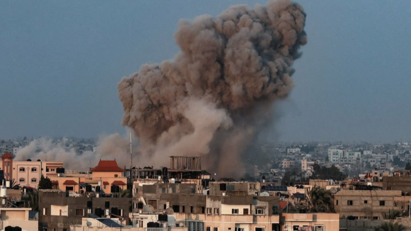 الاحتلال الإسرائيلي يقصف أكثر من 150 هدفًا في غزة ويفتح مسارًا مؤقتًا لإجلاء السكان