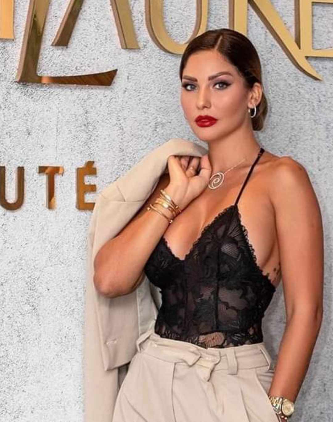 خولة السليماني تتألق بإطلالة جريئة باللون الأسود